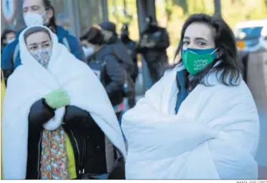  ?? MARÍA JOSÉ LÓPEZ ?? Dos madres protestan con edredones y mantas frente a la sede de la Consejería de Educación.