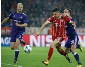  ?? Foto PHOTO NEWS ?? Kums trekt aan het shirt van Lewandowsk­i.