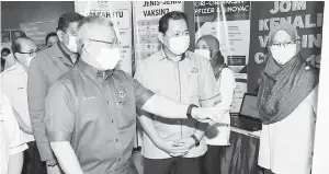  ?? — Gambar Bernama ?? LAWAT: Dr Adham melawat ruang pameran ketika hadir pada Program Malaysia Prihatin Vaksinasi COVID-19 ‘Lindungi Diri, Lindungi Semua’ Peringkat Daerah Segamat di Dewan Serbaguna Taman Yayasan, Segamat semalam.