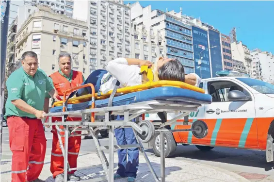  ?? FOTOS: MARIO QUINTEROS ?? 9 de Julio y Arenales. Una moto atropelló a un ciclista. Con un collar cervical, lo llevaron al hospital Ramos Mejía.