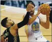  ?? NAM Y. HUH — THE ASSOCIATED PRESS ?? Warriors guard Stephen Curry, right, drives to the basket against Chicago Bulls guard Garrett Temple during the second half in Chicago on Sunday.