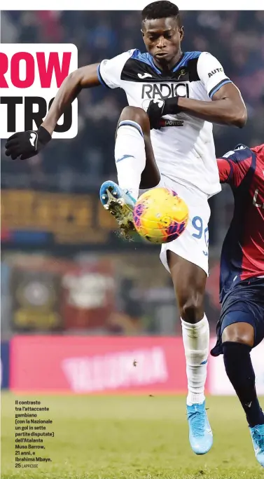  ?? LAPRESSE ?? Il contrasto tra l'attaccante gambiano (con la Nazionale un gol in sette partite disputate) dell'Atalanta Musa Barrow, 21 anni, e Ibrahima Mbaye, 25