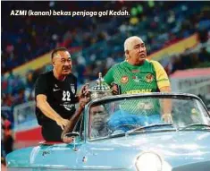  ??  ?? AZMI (kanan) bekas penjaga gol Kedah.