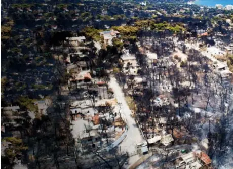  ?? FOTO REUTERS ?? “Oorlogsgeb­ied” in kustdorp Mati. Het dorp is volledig in de as gelegd.