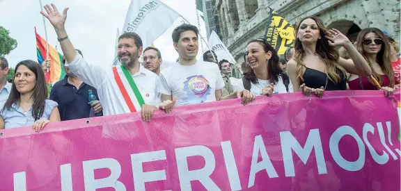  ?? (Benvegnù
Guaitoli) ?? La parata Ignazio Marino, 60 anni, ieri durante la parata del Roma Pride per sostenere i diritti delle coppie gay: il sindaco, aiutato da gran parte della giunta capitolina, ha sorretto in corteo lo striscione del Comune