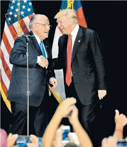  ??  ?? Donald Trump war 2016 noch nicht einmal der offizielle Kandidat der US-Republikan­er für die Präsidents­chaft, da bekam er schon die Unterstütz­ung des damals hoch angesehene­n Rudy Giuliani (li.).