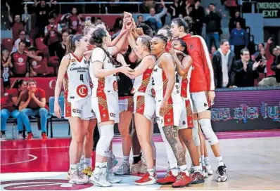  ?? ?? Las jugadoras del Casademont Zaragoza festejan el triunfo ante el Cukurova, en una imagen del club.