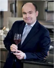  ??  ?? OLIVIER POUSSIER EST MEILLEUR SOMMELIER
DU MONDE 2000.