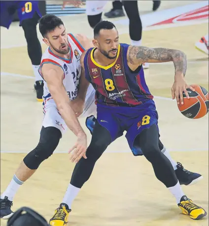  ?? FOTO: PEP MORATA ?? Adam Hanga protege el balón del acoso de Vasilje Micic en un duelo entre Barça y Anadolu Efes de esta temporada