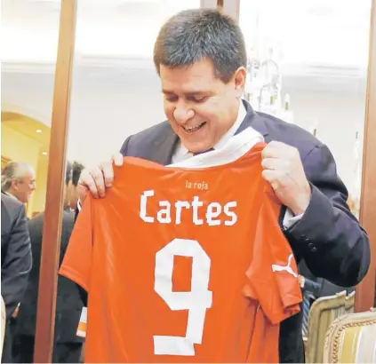  ?? FOTO: EFE ?? Cartes exhibe la camiseta de la selección chilena que le obsequió Sebastián Piñera, el miércoles.