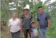  ??  ?? Rosina trabaja en el campo junto a su madre, esposo e hijo.