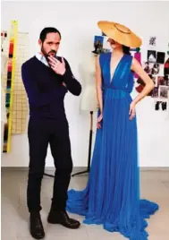  ??  ?? ZONA DE TRABAJO En el taller, Josep Font posa con la modelo, que luce vestido y sombrero de su
colección.