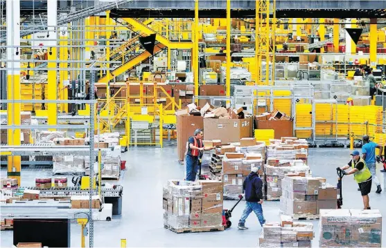  ?? LUCAS JACKSON/REUTERS ?? Trabajador­es de un centro logístico de Amazon, una de las empresas más importante­s a escala global.