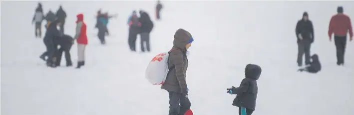  ?? TRILCE REYES ?? En la nieve. La postal de ayer en el cerro Catedral, de Bariloche. El pase semanal para los medios de elevación cuesta casi $ 7.000 para los adultos y $ 5.700 para los chicos.