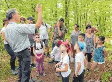  ?? SZ-FOTO: KARL-HEINZ BURGHART ?? Mit dem Waldpädago­gen Alex Rothenbach­er (links) ging es am Wochenende auf Exkursion.