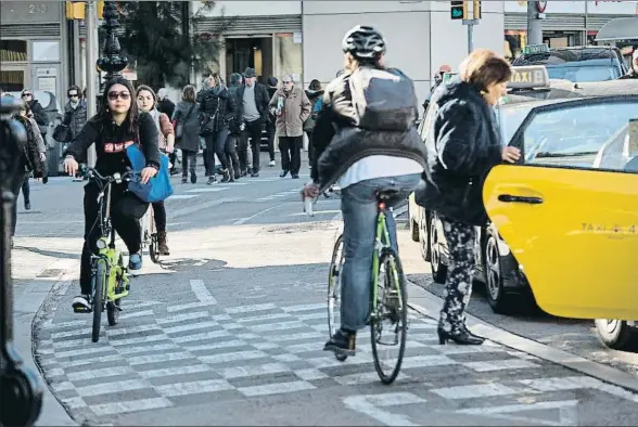  ?? ANA JIMÉNEZ ?? El carril bici de Francesc Macià discurre pegado al lugar donde estacionan los taxis