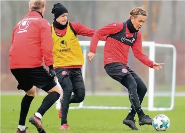  ??  ?? Florian Neuhaus gestern beim Training im Zweikampf mit Takashi Usami (rechts) und Havard Nielsen (links)