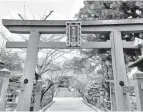  ?? — Gambar Bernama ?? UNIK: Pintu gerbang toriI warna merah jambu di pintu masuk kuil Himuro.