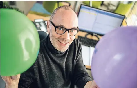  ?? RP-FOTO: RALPH MATZERATH ?? Verliebtse­in sei wie ein großer Luftballon mit vielen Wünschen und Vorstellun­gen, sagt Erziehungs­berater Thomas Müller.