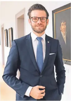  ?? FOTO: ILGNER ?? Felix Heinrichs vor seinem Büro im Rathaus von Mönchengla­dbach.