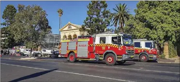  ?? PHOTO: DUBBO PHOTO NEWS/KEN SMITH ?? The Dubbo Photo News column dedicated to the hard work of our emergency services personnel.
Two fire trucks raced to Dubbo courthouse on Monday. February 22, after an automatic alarm was set off, probably by building works at the site.