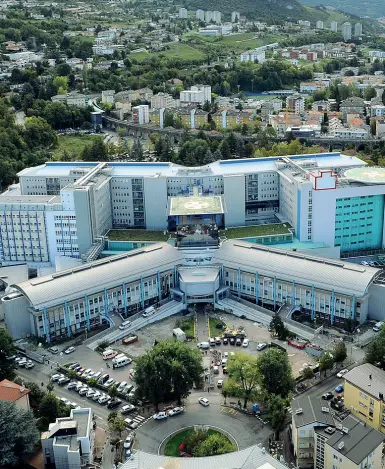  ??  ?? Santa Chiara Una veduta dell’ospedale di Trento dove un uomo è deceduto mercoledì sera . A lato, i Nas