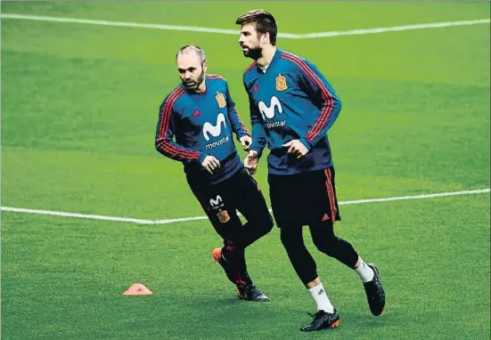  ??  ?? Iniesta y Piqué. Manchego y catalán, piezas básicas de
Lopetegui, prepararon ayer en el Metropolit­ano el partido contra la Argentina de su compañero Messi