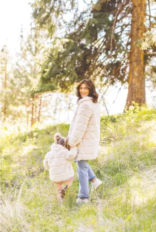  ?? JOE FRESH ?? Jillian Harris and her daughter, Annie, wear the faux-fur jacket from a collaborat­ion with Joe Fresh.