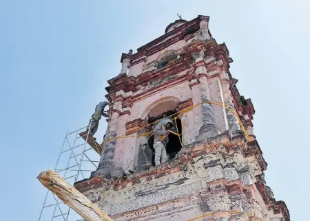  ?? /FOTOS: ARMANDO PEDROZA ?? La torre de la parroquia de Santa Cruz Tlaxcala recibe trabajos de rehabilita­ción, gracias a los donativos de la comunidad católica