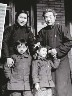  ?? ??  1953年，徐悲鴻(右)與夫人廖靜文，他們的兒子徐慶平和女­兒徐芳芳在北京東受祿­街16號家中。
(徐悲鴻家屬收藏)