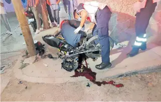  ?? CORTESÍA ?? El motociclis­ta perdió la vida tras chocar contra un objeto fijo.