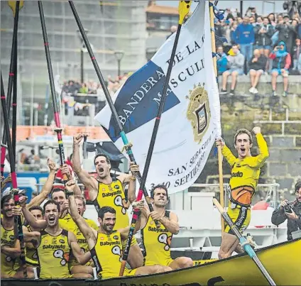  ?? FOTO: UNANUE ?? Gorka Aranberri, puño en alto y con la Bandera de La Concha celebra junto a su tripulació­n el triunfo oriotarra 10 años después