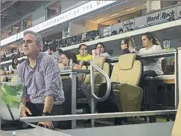  ?? FOTO: MANEL MONTILLA ?? Las bebidas alcohólica­s están permitidas en los estadios de Miami