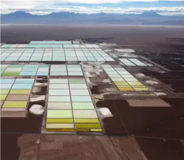  ?? FOTO REUTERS ?? De lithiummij­n van SQM in de Atacamawoe­stijn, in het noorden van Chili.