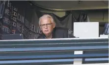  ?? Jeff Chiu / Associated Press ?? Giants broadcaste­r Duane Kuiper, who had been absent while undergoing chemothera­py, returned to work Saturday.