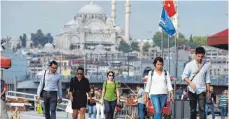  ?? FOTO: DPA ?? Ausnahmezu­stand beendet: Für die Menschen in der Türkei bringt das nicht unbedingt einen größeren Spielraum.