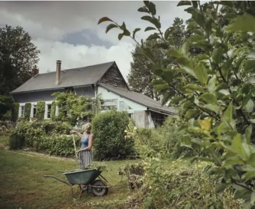  ??  ?? Alles groeide organisch: de wilde kruidentui­n, de moestuin, het restaurant en het gastenverb­lijf.