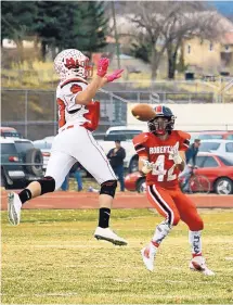  ?? COURTESY SHANNON STEVEN ARAGON ?? Robertson running back Marc Grano (42) catches a touchdown pass while being defended by Hatch Valley’s Jesus Solis.