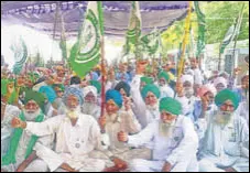  ?? HT PHOTO ?? Members of farmer unions staging a protest at the railway station in Barnala on Monday.