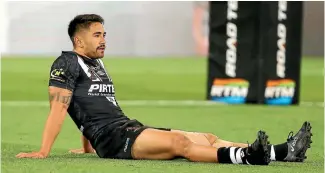  ?? PHOTO: PHOTOSPORT ?? A dejected Shaun Johnson sits on the ground after the 4-2 loss to Fiji.