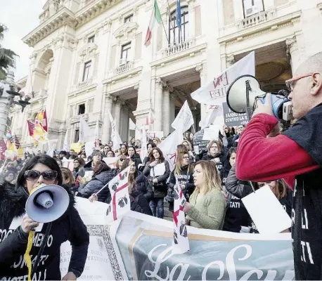  ?? Ansa ?? La protesta La manifestaz­ione degli insegnanti fuori dal ministero contro la sentenza del Consiglio di Stato sui diplomati magistrali dello scorso gennaio