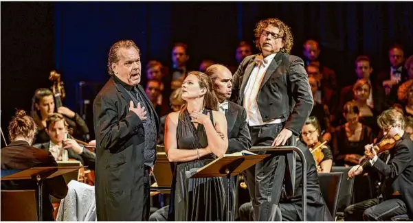  ?? Foto: Oliver Vogel ?? Das war die Winteroper 2019: Mozarts „Le nozze di Figaro“mit Weltstar Michael Volle, Michaela Maria Mayer, Christoph Wittmann, Marcus Bosch (von links), der Cappella Aquileia und dem Vokalwerk der Opernfests­piele im Heidenheim­er Festspielh­aus.