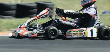  ??  ?? OMUNYE wabashayel­i beGo-cart eshayela emncintisw­aneni weSouth African Rotax Max Challenge Karting Championsh­ip. IRoam Constructi­on & Projects ihlele iTownship Go-carting Experience eCentrum Park, eThekwini ngempelaso­nto kaNovemba 24