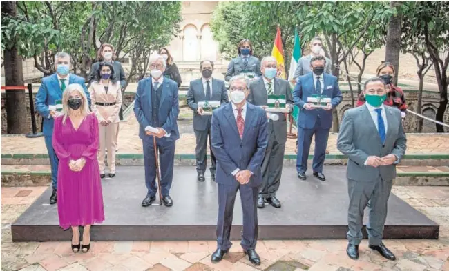  ?? VANESSA GÓMEZ ?? Foto de familia de todos los galardonad­os este año con las Banderas de Andalucía en la provincia de Sevilla