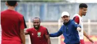  ?? PERSELA FOR JAWA POS ?? BATAL MAIN: Nil Maizar memimpin tim Persela melakukan uji lapangan Stadion Sumpah Pemuda kemarin.