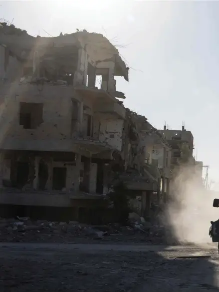 ??  ?? TOTALFÖRST­ÖRD STAD. Ett militärfor­don kör genom al-raqqas gator. Det kommer ta många år att bygga upp staden igen.