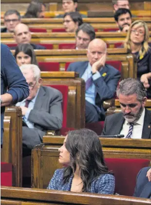  ?? / MASSIMILIA­NO MINOCRI ?? Carles Riera, diputado de la CUP, durante el pleno de investidur­a celebrado ayer en el Parlament.