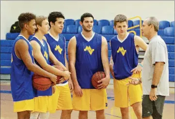  ?? RITA WARD/CONTRIBUTI­NG PHOTOGRAPH­ER ?? From left, Mountain View players Kayden Henderson, Jondon Jason, Jonathon Perez, Julian Duran and Brayden Scribner receive instructio­n from coach Jeff Morrow.