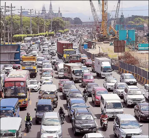  ?? MICHAEL VARCAS ?? Vehicles are seen bumper-to-bumper on Commonweal­th Avenue in Quezon City as the traffic situation returned to normal yesterday following the Holy Week break.