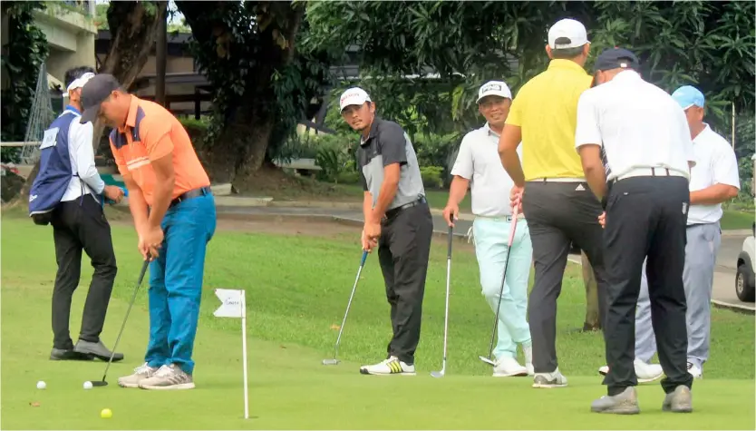  ?? PHOTOGRAPH BY BOB DUNGO JR. FOR THE DAILY TRIBUNE @tribunephl_bob ?? PLAYERS warm up before the start of the ICTSI Villamor Match Play at the Villamor Airbase Golf Course in Pasay City.